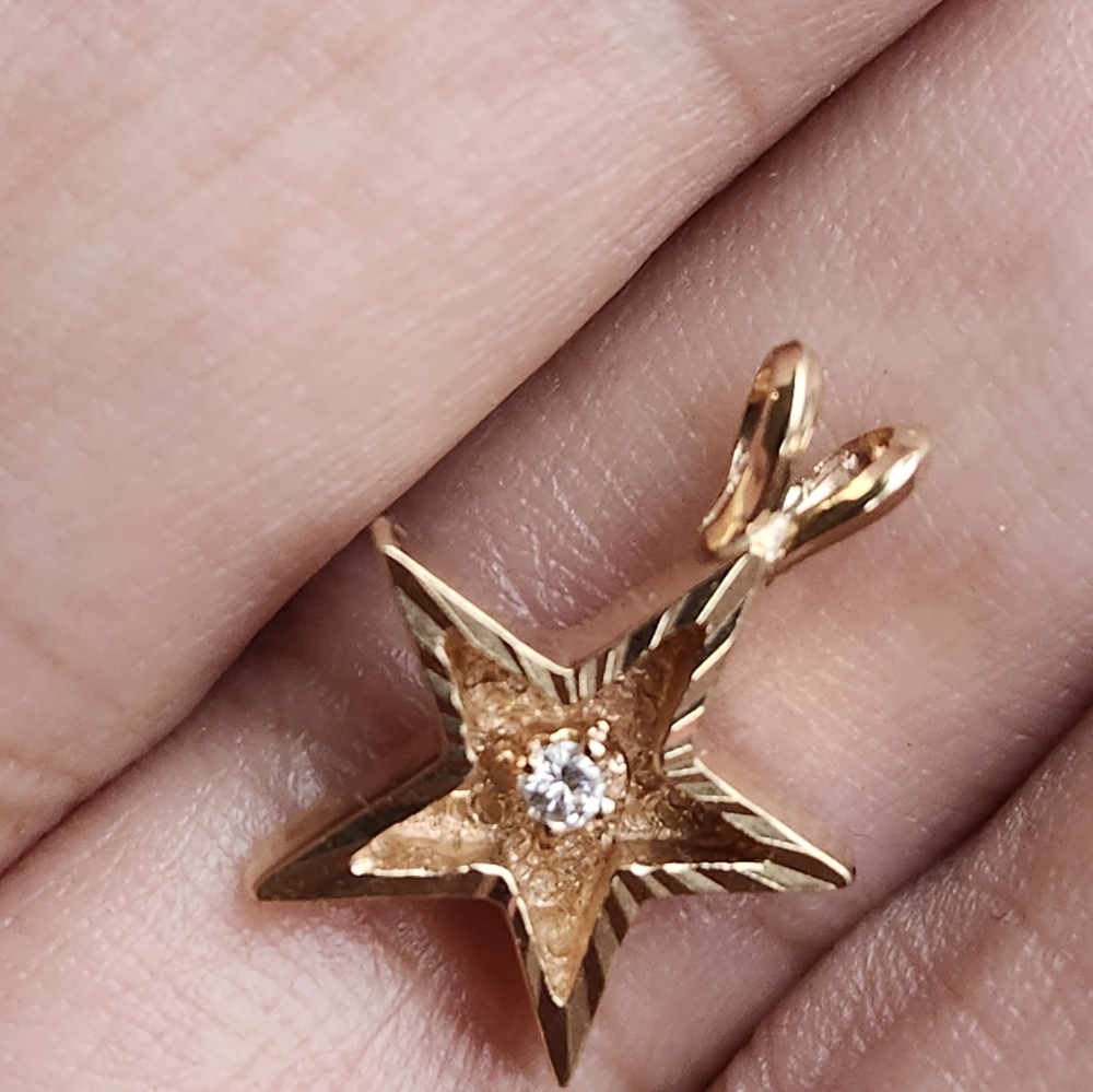 10k Gold Pendend With Natural Diamond